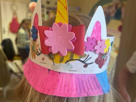 bunte Kappe aus Papier