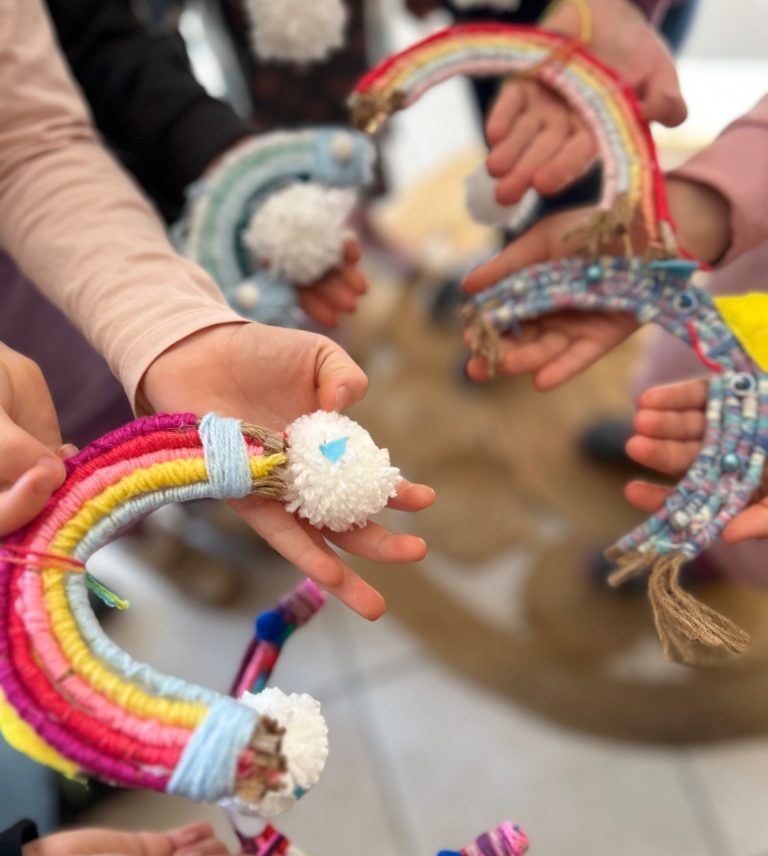 Kindergeburtstag basteln in Kaarst Fröhliche Kindern feiert einen kreativen Kindergeburtstag in der Kreativwerkstatt in Kaarst