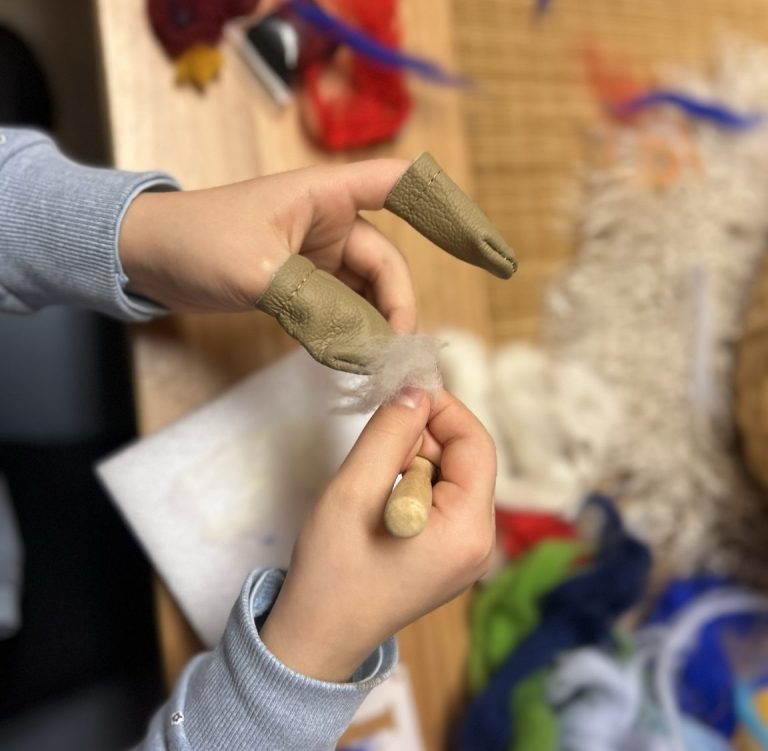 Kreativwerkstatt für Kinder in Kaarst Kreativwerkstatt in Kaarst mit Basteltisch und Materialien für kreative Kurse